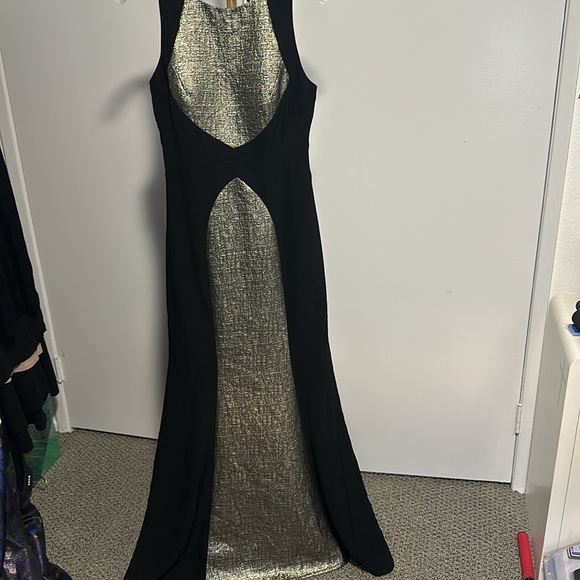 Carmen Marc Valvo Gown size 6. Black/Gold with open back. - Picture 6 of 11